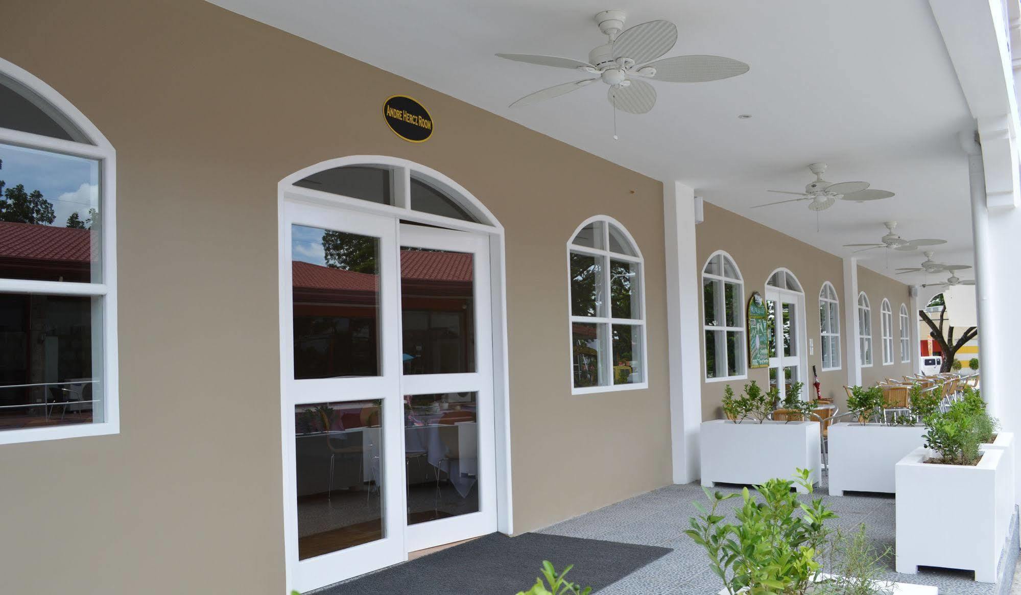 Kingsley'S Hotel And Gastro Pub Mabalacat Exterior foto